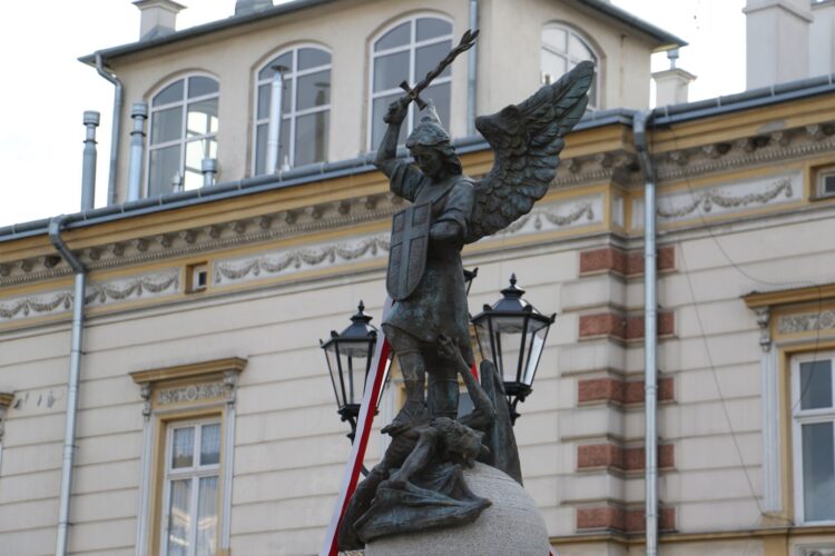 Na płycie jarosławskiego Rynku odsłonięto figurę św. Michała Archanioła