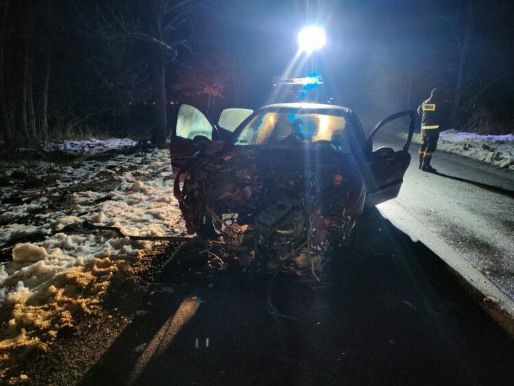 60-letni kierowca wjechał w drzewo. Miał blisko 1,5 promila alkoholu w organizmie