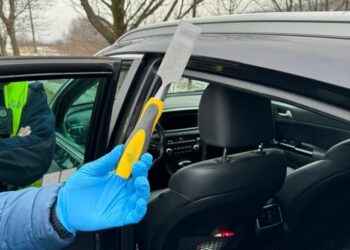 Okradli plebanię. Policja znalazła u&nbsp;podejrzanych narzędzia do&nbsp;włamania i&nbsp;sporo gotówki