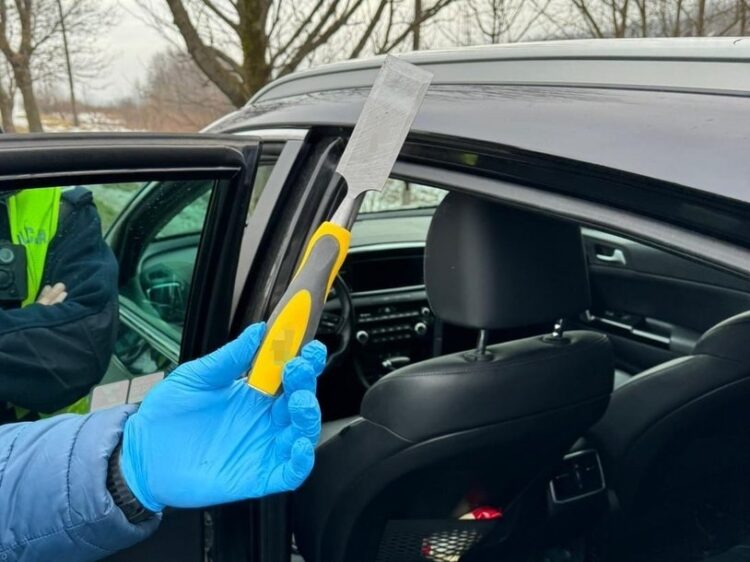 Okradli plebanię. Policja znalazła u podejrzanych narzędzia do włamania i sporo gotówki