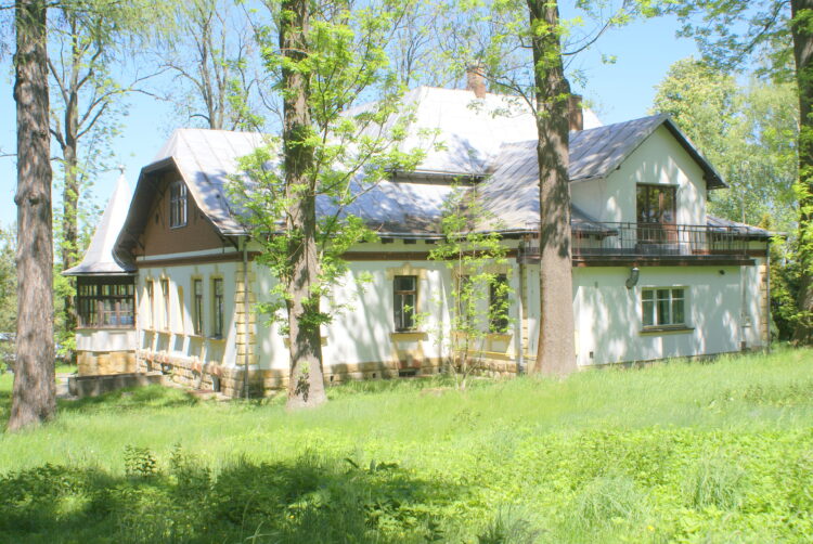 Zabytkowy zespół dworsko – parkowy w Wolicy został wystawiony na sprzedaż 1 - Polskie Radio Rzeszów Zabytkowy zespół dworsko – parkowy w Wolicy został wystawiony na sprzedaż