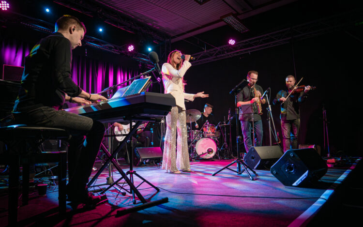 Najpiękniejsze kolędy w Polskim Radiu Rzeszów. Koncert Izabeli Szafrańskiej z zespołem za nami (fotogaleria)