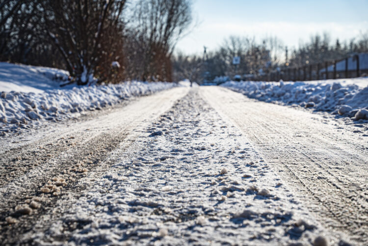 Śnieg przykrywa śliskie nawierzchnie dróg