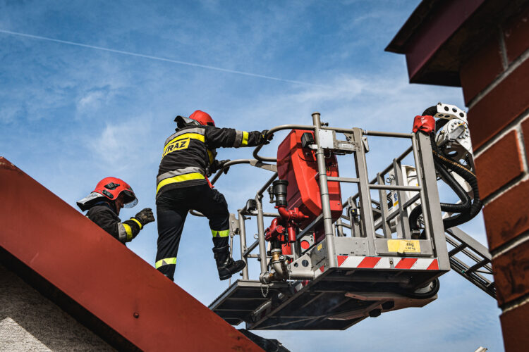 Nocny pożar w Stalowej Woli. Nie żyje mężczyzna, ewakuowano mieszkańców bloku
