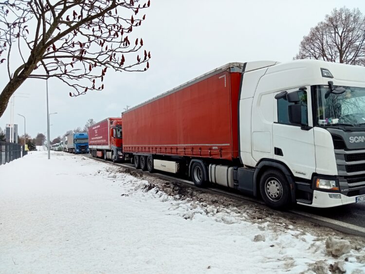 Prawie pięć dni muszą czekać kierowcy ciężarówek na odprawę w Medyce