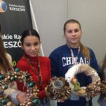 Jak z prostych materiałów zrobić świąteczny wianek? Podpowiadają uczennice z Soniny 2 - Polskie Radio Rzeszów Jak z prostych materiałów zrobić świąteczny wianek? Podpowiadają uczennice z Soniny - Polskie Radio Rzeszów