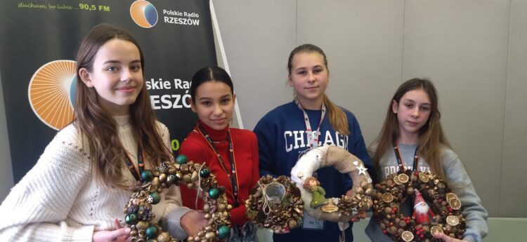 Jak z prostych materiałów zrobić świąteczny wianek? Podpowiadają uczennice z Soniny