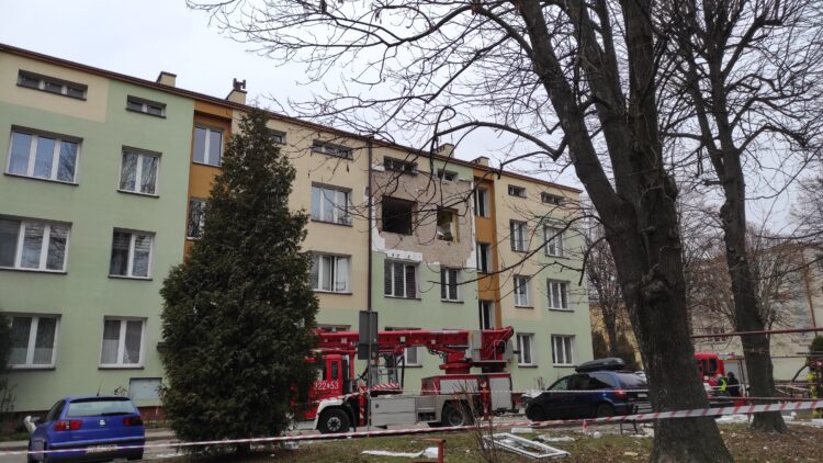 Część mieszkańców wróciła do swoich mieszkań po wybuchu gazu w bloku w Rzeszowie