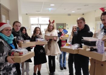 Młodzież dziękuje pracownikom służby zdrowia