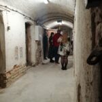 W piwnicach BWA w Krośnie odsłonięto i zabezpieczono rysunki oraz napisy wykonane przez więźniów 5 - Polskie Radio Rzeszów W piwnicach BWA w Krośnie odsłonięto i zabezpieczono rysunki oraz napisy wykonane przez więźniów - Polskie Radio Rzeszów