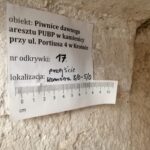 W piwnicach BWA w Krośnie odsłonięto i zabezpieczono rysunki oraz napisy wykonane przez więźniów 4 - Polskie Radio Rzeszów W piwnicach BWA w Krośnie odsłonięto i zabezpieczono rysunki oraz napisy wykonane przez więźniów - Polskie Radio Rzeszów