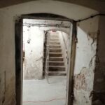 W piwnicach BWA w Krośnie odsłonięto i zabezpieczono rysunki oraz napisy wykonane przez więźniów 2 - Polskie Radio Rzeszów W piwnicach BWA w Krośnie odsłonięto i zabezpieczono rysunki oraz napisy wykonane przez więźniów - Polskie Radio Rzeszów