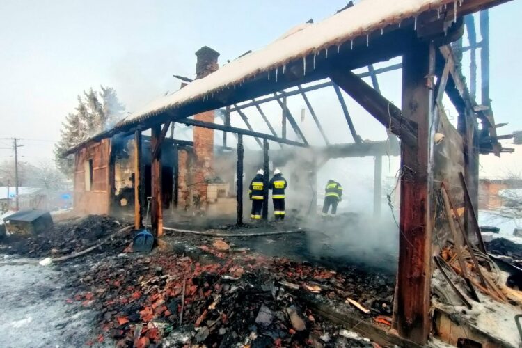 W pożarze drewnianego domu w Szówsku pod Jarosławiem zginął mężczyzna