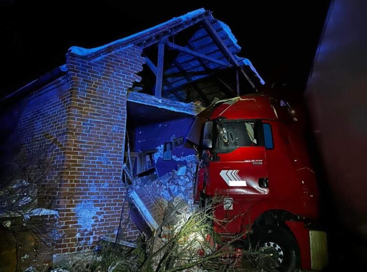 Tir zderzył się z osobówką, potem uderzył w dom. Runęła ściana