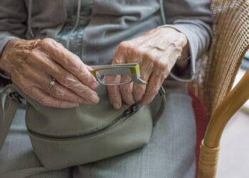 50 tysięcy złotych straciła 83-letnia mieszkanka Jasła, oszukana metodą „na policjanta”