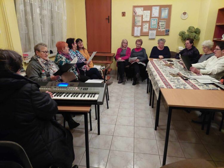 Od lat 60-tych ubiegłego wieku w Mokrem działa Koło Gospodyń Wiejskich