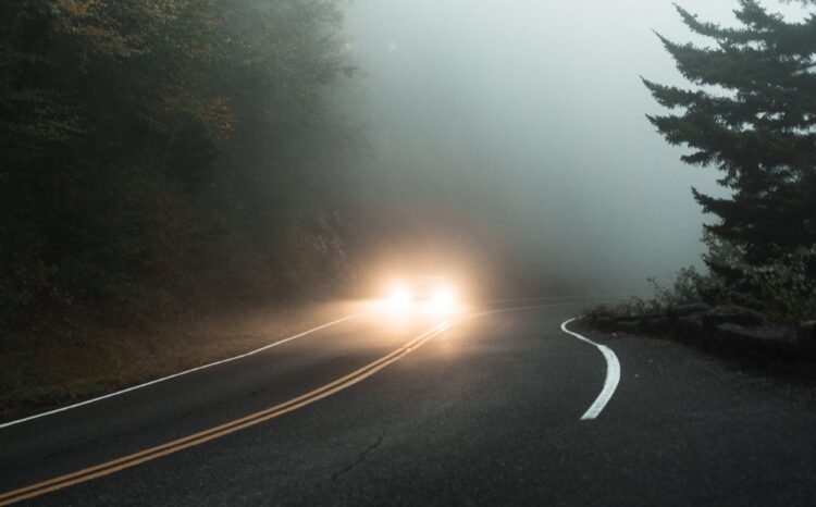 Ostrzeżenie przed mgłami. Widoczność będzie ograniczona miejscami do 50 metrów