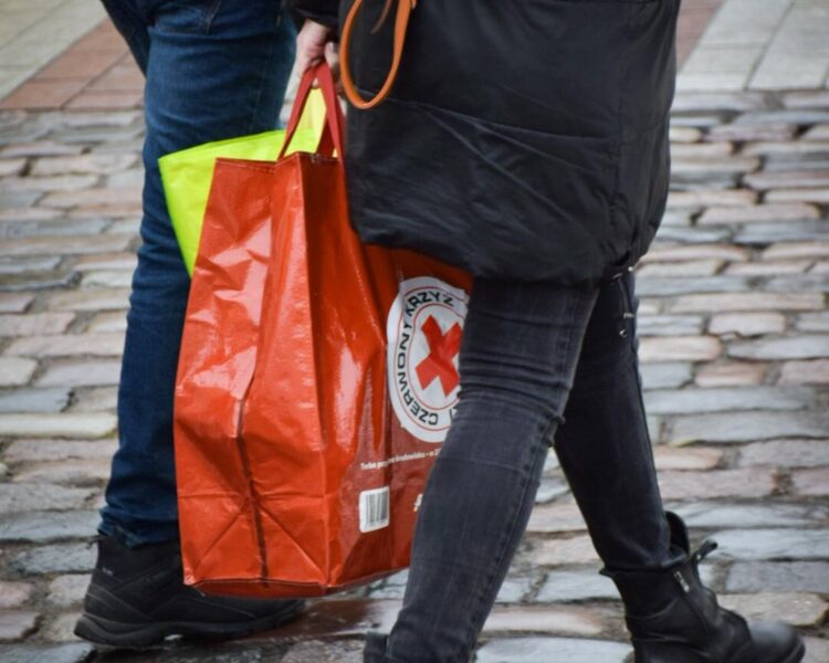 „Godne święta”. Akcja Polskiego Czerwonego Krzyża