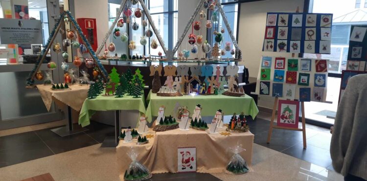 Wystawa prac bożonarodzeniowych Dziennego Domu Senior+ w Stalowej Woli
