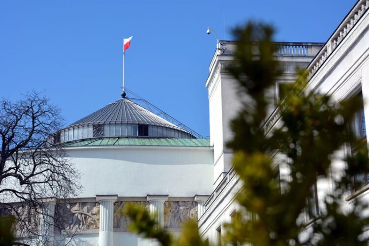 Zarzuty dla byłego dyrektora biura posła Konfederacji. Chodzi o groźbę podłożenia bomby w Sejmie