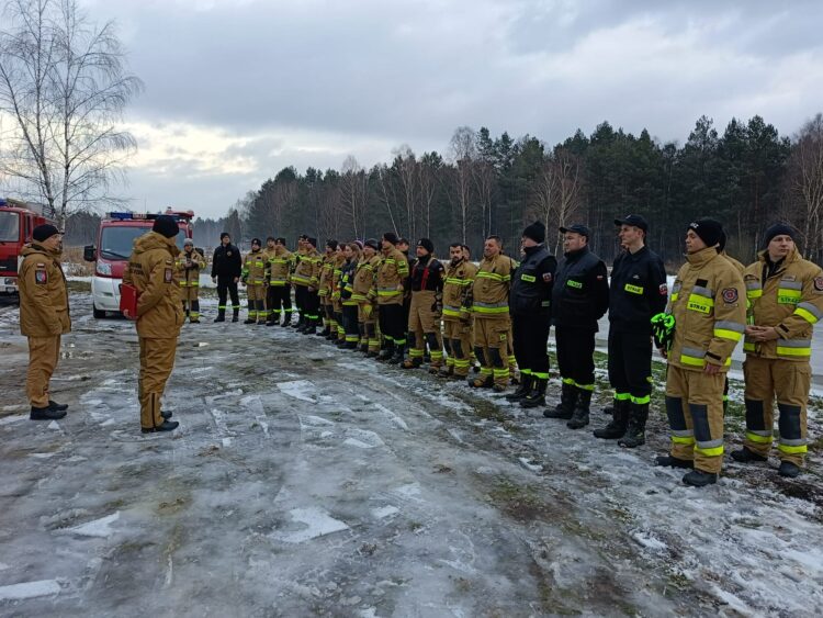 Ćwiczenia strażackie na zamarzniętym zbiorniku w Cierpiszu 1 - Polskie Radio Rzeszów Ćwiczenia strażackie na zamarzniętym zbiorniku w Cierpiszu