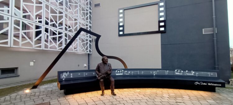 Ławeczka z postacią kompozytora Jerzego „Dudusia” Matuszkiewicza przy Jasielskim Domu Kultury