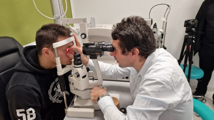 Mielecka poradnia okulistyczna bada pacjentów sprzętem wysokiej jakości