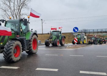 Do&nbsp;godziny 15 potrwają utrudnienia na&nbsp;drogach w&nbsp;związku z&nbsp;protestem rolników (zdjęcia)
