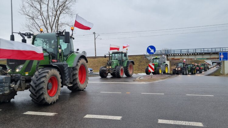 Do godziny 15 potrwają utrudnienia na drogach w związku z protestem rolników (zdjęcia)