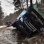 Wypadek w Dobrej pod Sieniawą. Nie żyje kierowca samochodu ciężarowego (zdjęcia) 5 - Polskie Radio Rzeszów Wypadek w Dobrej pod Sieniawą. Nie żyje kierowca samochodu ciężarowego (zdjęcia) - Polskie Radio Rzeszów