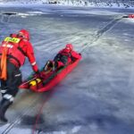 Ćwiczenia strażackie na zamarzniętym zbiorniku w Cierpiszu - Polskie Radio Rzeszów