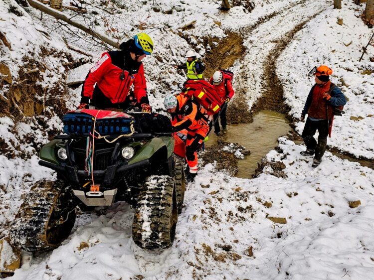 Ratownicy GOPR pomogli mężczyźnie, który został przejechany przez ciągnik