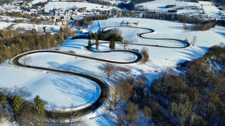 Dwaj młodzi mężczyźni driftowali autami na serpentynach w Izdebkach