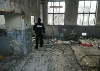 Policjanci z&nbsp;Jasła uratowali bezdomnego mężczyznę przed&nbsp;zamarznięciem