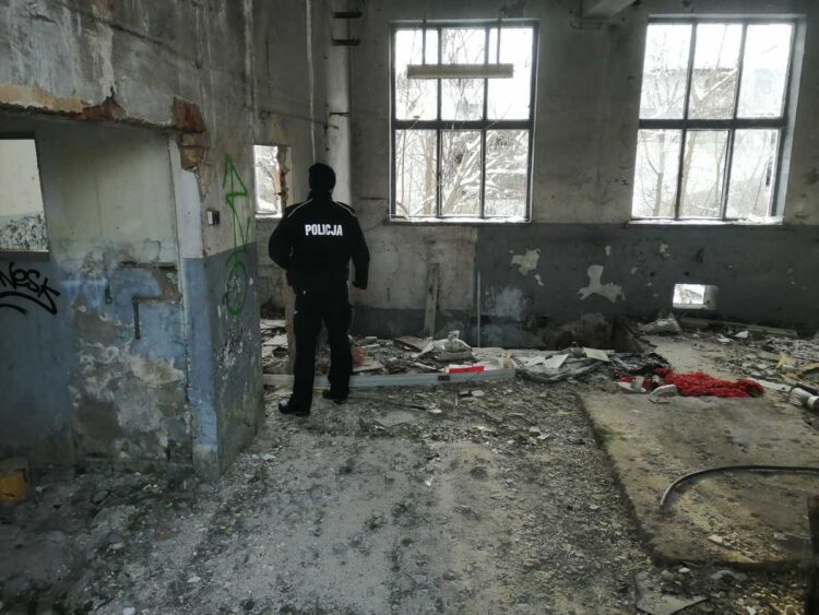 Policjanci z Jasła uratowali bezdomnego mężczyznę przed zamarznięciem