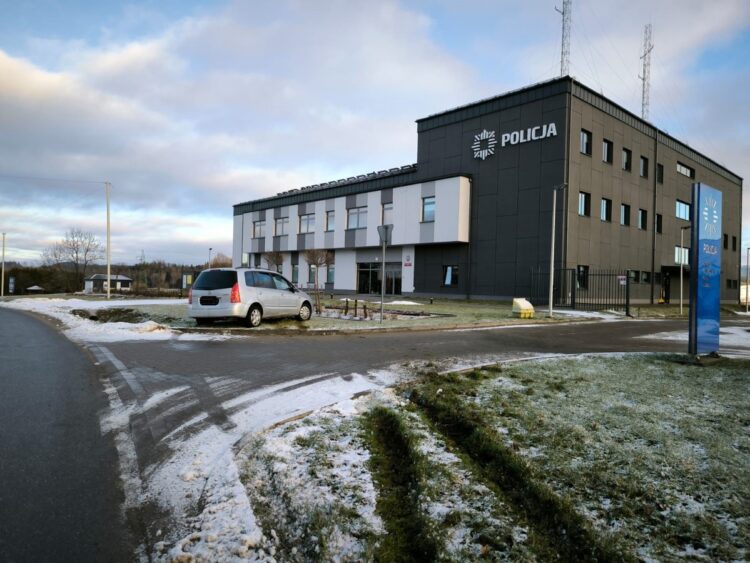 Pijany 31-latek wjechał na trawnik przed komendą policji. Potem ukrył się w sklepie za regałami