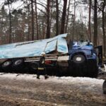 Wypadek w Dobrej pod Sieniawą. Nie żyje kierowca samochodu ciężarowego (zdjęcia) 8 - Polskie Radio Rzeszów Wypadek w Dobrej pod Sieniawą. Nie żyje kierowca samochodu ciężarowego (zdjęcia) - Polskie Radio Rzeszów