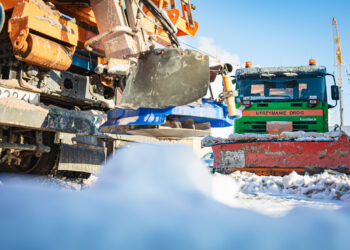 Zalegające błoto pośniegowe utrudnia jazdę kierowcom