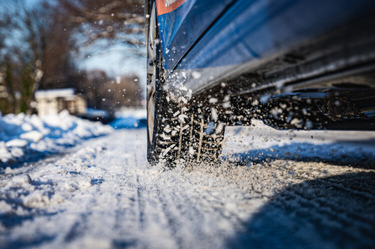 W wielu miejscach w regionie jazdę utrudnia błoto pośniegowe