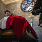 Trumna ze szczątkami ordynata Andrzeja Lubomirskiego jest już w pałacu Lubomirskich w Przeworsku (zdjęcia) 25 - Polskie Radio Rzeszów Trumna ze szczątkami ordynata Andrzeja Lubomirskiego jest już w pałacu Lubomirskich w Przeworsku (zdjęcia) - Polskie Radio Rzeszów