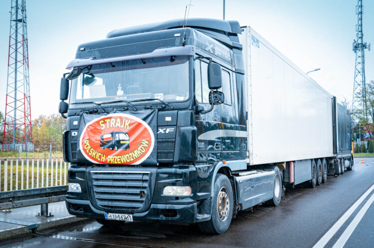 Transportowcy zgodzili się zawiesić protest na przejściach granicznych, m.in. w Korczowej