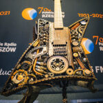 Koniec licytacji wyjątkowej gitary elektrycznej (zdjęcia) - Polskie Radio Rzeszów