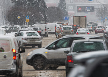 Deszcz i&nbsp;śnieg w&nbsp;całym regionie. Na&nbsp;drogach ślisko
