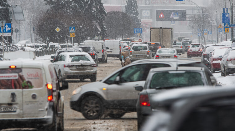 Deszcz i śnieg w całym regionie. Na drogach ślisko