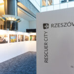 W Parlamencie Europejskim w Brukseli została otwarta wystawa „Rzeszów Miasto Ratownik” 2 - Polskie Radio Rzeszów W Parlamencie Europejskim w Brukseli została otwarta wystawa „Rzeszów Miasto Ratownik” - Polskie Radio Rzeszów