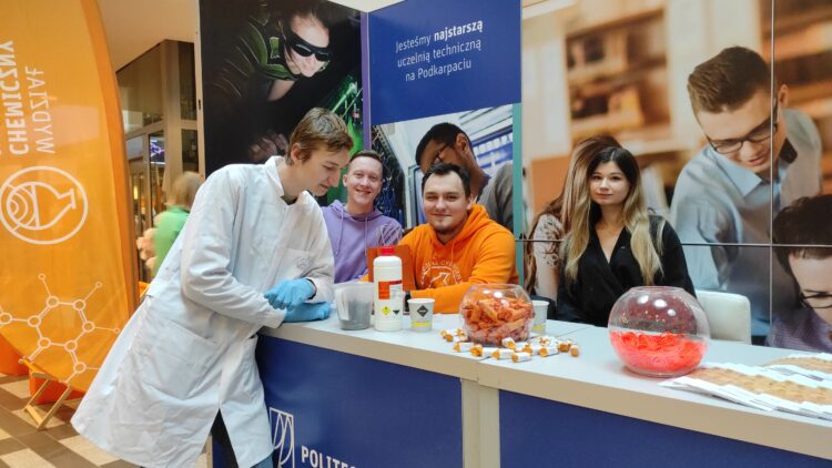 Politechnika Rzeszowska zorganizowała pokazy chemiczne dla uczniów szkół średnich