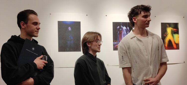 „Posiostrzenie”, tym razem na fotografii