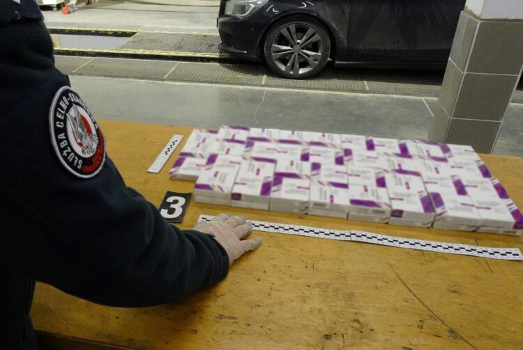 43-latek próbował przemycić do Polski sterydy