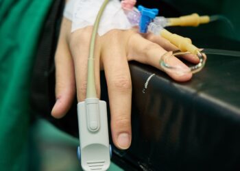 Małe dzieci połykają kapsułki do prania. Wyglądają apetycznie, ale mogą doprowadzić do zgonu