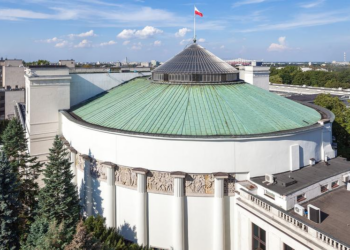 Uczestnicy Protestu Wolnych Polaków gromadzą się przed&nbsp;Sejmem